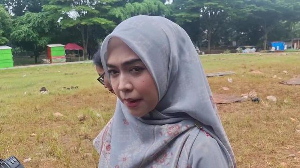 Ria Ricis Ziarah ke Makam Vidi Aldiano, Kenang Almarhum yang Selalu Menyemangati