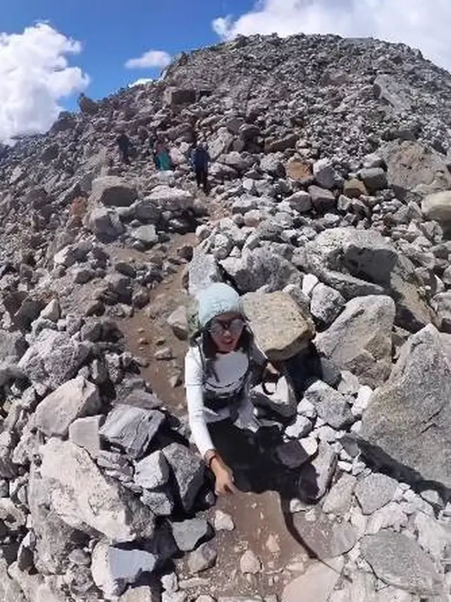 Dikelilingi Gunung Es, Ini 7 Potret Della Dartyan Sampai di Everest Base Camp