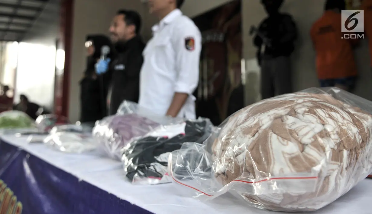 Barang bukti kasus prostitusi online di Apartemen Kalibata City, Jakarta, Minggu (6/5). Praktik prostitusi online berkedok pijat tradisional tersebut dibongkar pada 2 Mei 2018. (Merdeka.com/Iqbal Nugroho)