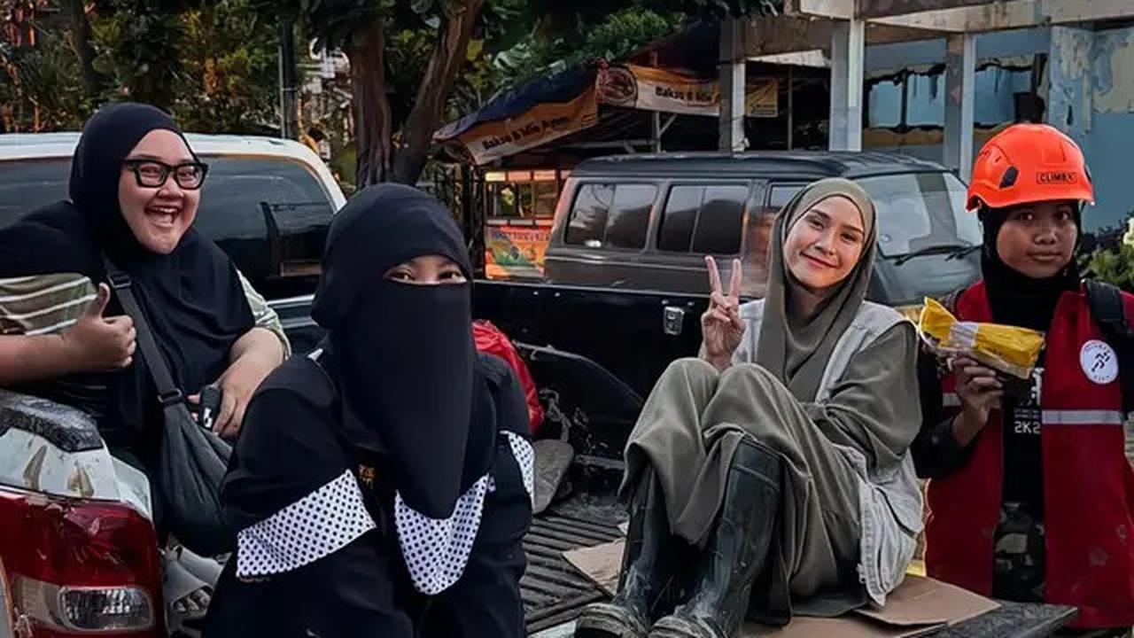 7 Aksi Zaskia Adya Mecca Bantu Korban Banjir Bekasi, Rela Naik Pick Up