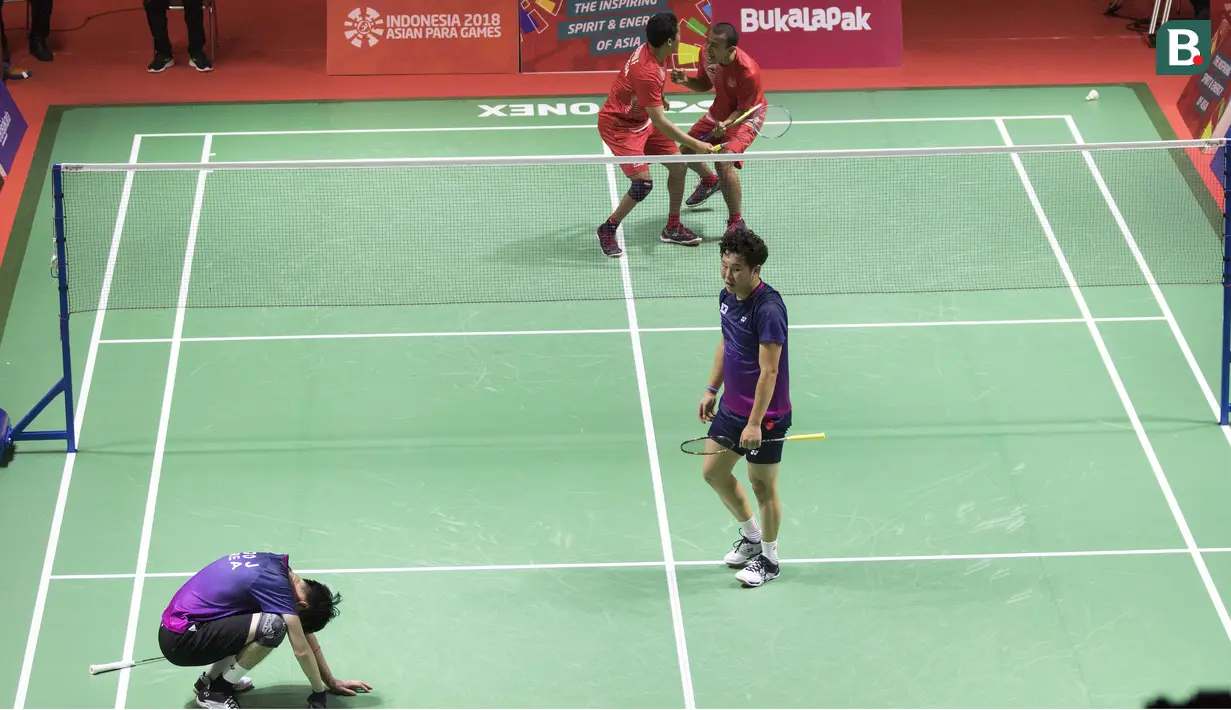 Fredy Setiawan/Dwiyoko pebulutangkis Indonesia meraih medali emas di nomor ganda putra SL3-SL4 setelah mengalahkan pasangan Korea pada Asian Para Games 2018 di Istora Senayan, Sabtu (13/10/2018).  (Bola.com/Peksi Cahyo)