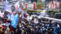 Ribuan buruh melakukan aksi di depan Gedung DPR RI, Jakrta, Selasa (25/8/2020). Aksi tersebut menolak draft omnibus law RUU Cipta Kerja yang diserahkan pemerintah kepada DPR. (Liputan6.com/Angga Yuniar)