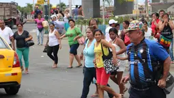 Kepanikan sejumlah warga saat gempa 6,8 SR mengguncang Pantai Utara Ekuador, Rabu (18/5). Gempa susulan berkekuatan 6,8 SR itu menewaskan satu orang dan melukai 85 orang, kata Presiden Ekuador Rafael Correa. (REUTERS/Patricio Ramos)