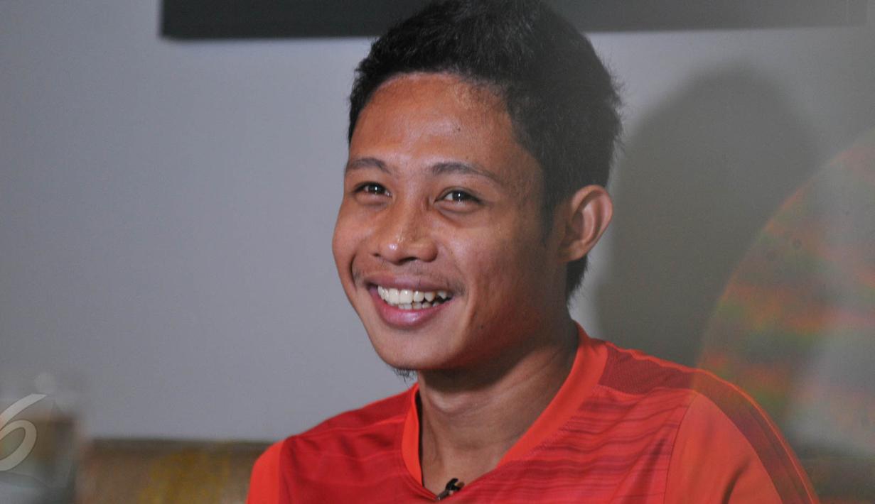 Kepiawaian Evan Dimas mengolah si kulit bundar mampu menyihir jutaan pasang mata yang menyaksikannya. Bahkan ia dijuluki Xavi Hernandeznya Indonesia , Jakarta, Kamis (28/5/2015). (Liputan6.com/Herman Zakharia)