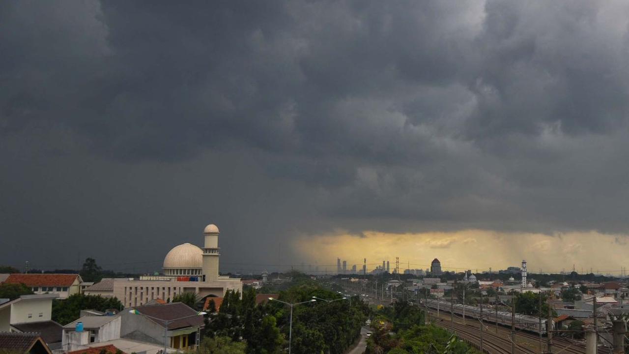 Pemandangan awan gelap dan tebal tampak menyelimuti sebagian wilayah di Jakarta, pada Jumat (28/6/2024). Badan Meteorologi, Klimatologi, dan Geofisika BMKG memprediksikan cuaca di seluruh wilayah Jakarta, pada Jumat (28/6), cenderung berawan dan sebagian 