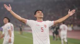 Pemain Timnas Indonesia, Rizky Ridho melakukan selebrasi setelah mencetak gol kedua ke gawang Filipina pada laga terakhir Grup F putaran kedua kualifikasi Piala Dunia 2026 Zona Asia di Stadion Utama Gelora Bung Karno (SUGBK) Senayan, Jakarta, Selasa (11/6/2024). (Bola.com/M Iqbal Ichsan)