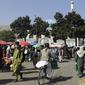 Orang-orang berlalu-lalang di jalanan menyusul pembukaan kembali bank dan pasar setelah Taliban mengambil alih kekuasaan di Kabul, Afghanistan, pada Sabtu (4/9/2021). Setelah 20 tahun digulingkan, kelompok Taliban kembali menguasai Afghanistan. (AP Photo/Wali Sabawoon)