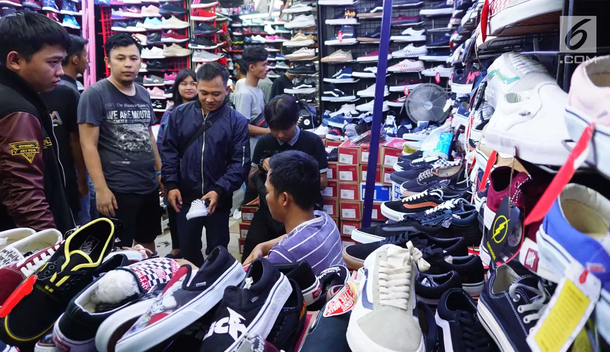 Pengunjung memilih sepatu yang dijual di pusat perbelanjaan, Jakarta, Selasa (3/7). Asosiasi Persepatuan Indonesia (Asprisindo) meyakini pertumbuhan industri alas kaki pada tahun ini sebesar 3,5%. (Liputan6.com/Angga Yuniar)