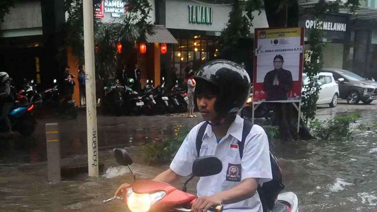 Seorang pengendara sepeda motor menerobos banjir yang merendam Jalan Kemang Raya, Jakarta Selatan, Kamis (4/1/2024) sore.
