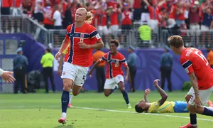 Pemain Norwegia Erling Haaland melakukan selebrasi  setelah mencetak gol selama pertandingan sepak bola babak 16 besar Piala Dunia antara Brasil dan Norwegia di East Rutherford, N.J., dekat New York, Minggu, 5 Juli 2026. (AP Photo/Pamela Smith)