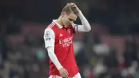 Pemain Arsenal, Martin Odegaard, tampak kecewa setelah ditahan imbang Southampton pada laga Liga Inggris di Stadion Emirates, Sabtu (22/4/2023). (AP Photo/Kirsty Wigglesworth)