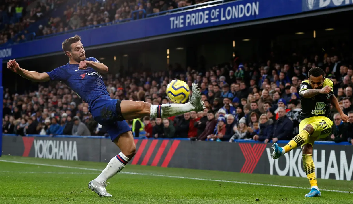 Bek Chelsea Cesar Azpilicueta (kiri) mencoba memblok tendangan pemain Southampton Ryan Bertrand (kanan) pada pertandingan Liga Inggris di Stamford Bridge, London, Kamis (26/12/2019). Southampton mengalahkan Chelsea 2-0.  (Adrian DENNIS/AFP)