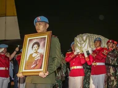 Paspampres membawa jenazah Kristiani Herrawati atau Ani Yudhoyono saat tiba di Lanud Halim Perdanakusumah, Jakarta Timur, Sabtu (1/6/2019). Almarhumah meninggal dunia di National University Hospital (NUH) Singapura dan akan dikebumikan di TMP Kalibata pada hari Minggu. (Liputan6.com/Faizal Fanani)