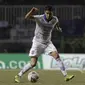 Gelandang Persib Bandung, Esteban Vizcarra, menggiring bola saat menghadapi Tira Persikabo pada laga Shopee Liga 1 di Stadion Pakansari, Bogor, Sabtu (14/9). Tira Persikabo bermain imbang 1-1 atas Persib Bandung. (Bola.com/Yoppy Renato)