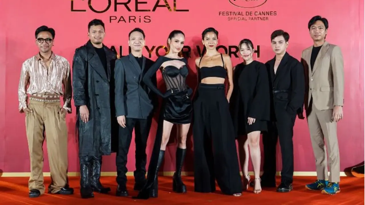 Cinta Laura dan Putri Marino bersama para desainer yang merancang baju untuk tampil di Festival Film Cannes 2023