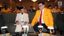 Ketua Umum Kosgoro 1957 Agung Laksono (kanan) berbincang dengan Ketua Dewan Kehormatan Partai Golkar, BJ Habibie saat menghadiri pembukaan Mukernas Kosgoro 1957 di Jakarta, Selasa (12/12). (Liputan6.com/Helmi Fithriansyah)