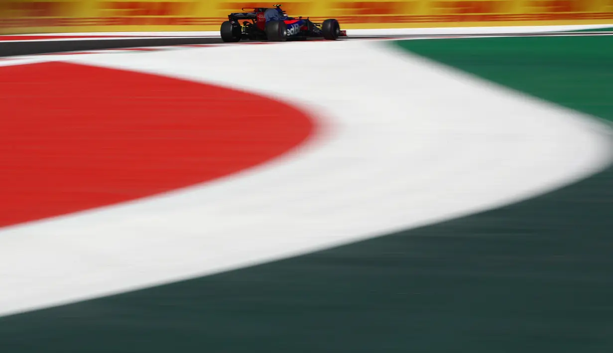 Sean Gelael melaju diatas lintasan dengan gambar bendera Meksiko pada sesi latihan bebas  F1 GP Mexico di Autodromo Hermanos Rodriguez, (27/10/2017). Sean menempati urutan ke-17.  (Clive Rose/Getty Images/AFP)