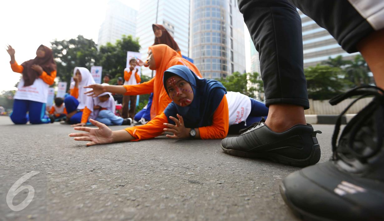 Ekspresi anak-anak dari Rumah Amalia saat mementaskan teater di CFD, Jakarta, Minggu (5/3). Aksi teater ini juga merupakan wujud teater sebagai terapi yang menjadikan manusia lebih santun, berakhlak mulia, menghormati orangtua. (Liputan6.com/Helmi Afandi)