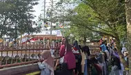 Emak-Emak di Lampung Rela Panjat Tembok Demi Lihat Jokowi