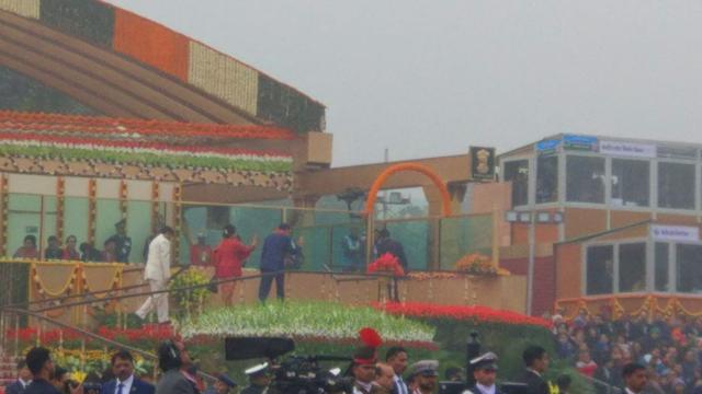 Presiden Jokowi dan Iriana seusai disambut PM Narendra Modi dalam acara Republic Day India ke-69 yang diadakan di New Delhi (26/1/2018). (Liputan6.com/Citra Dewi)