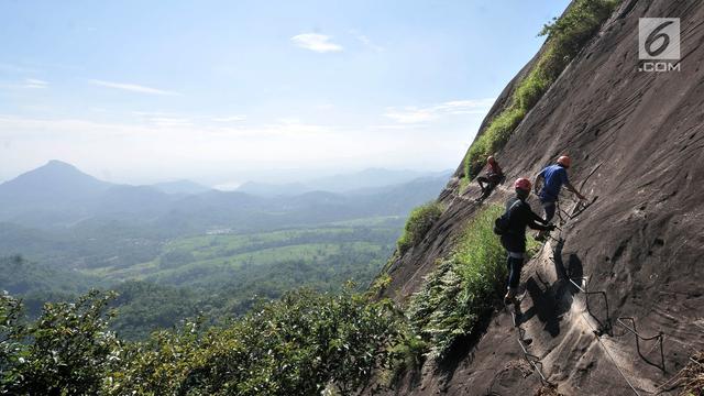Menguji Adrenalin Melewati Tebing Gunung Parang