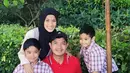 Berlibur ke Labuan Bajo bersama keluarga, menjadi salah satu momen yang menyenangkan. Selain rehat sejenak dari kesibukannya di dunia hiburan, momen ini menjadi pengalaman indah bersama anak-anak. Mulai dari naik kapal, berfoto bersama komodo menjadi pengalaman saat liburan ke Labuan Bajo. (Liputan6.com/IG/@ichasoebandono)