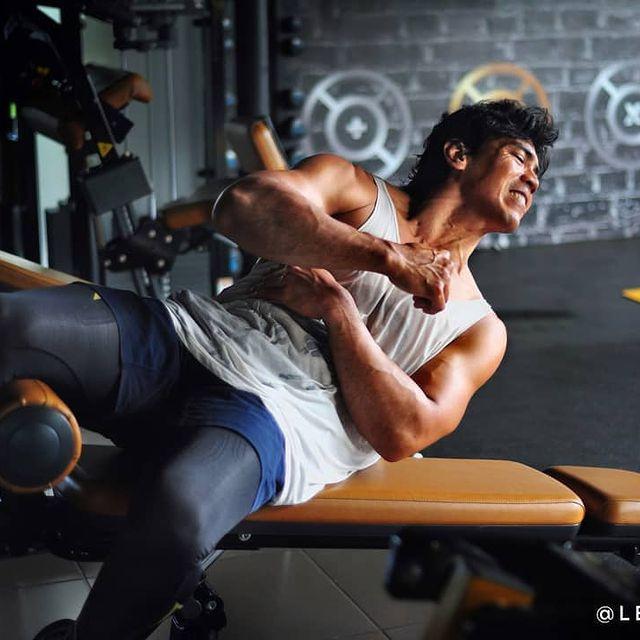 7 Potret Dian Sidik, Tetap Kekar dan Awet Muda Meski Sudah Kepala Empat