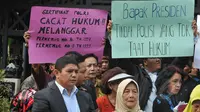 Warga perumahan Pati Polri membentangkan tulisan berisi pesan kepada Presiden Joko Widodo menolak penggusuran rumah mereka di Cipinang Baru Bunder, Jakarta, Selasa (26/5/2015). (Liputan6.com/Herman Zakharia)