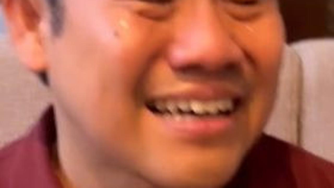 Momen Cak Imin menangis setelah menonton video klip lagu milik Sal Priadi.<br>