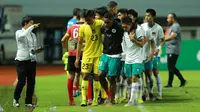 Pemain Timnas Indonesia U-17, Iqbal Gwijangge dibantu rekannya untuk berjalan usai laga melawan Palestina pada laga Grup B Kualifikasi Piala Asia U-17 2023 di Stadion Pakansari, Bogor, Jumat (7/10/2022). (Bola.com/M Iqbal Ichsan)