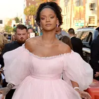 Setelah beberapa bulan ramai diperbincangkan soal hubungan Rihanna dan Hassan Jameel, akhirnya keduanya tertangkap kamera sedang menghabiskan waktu bersama. Meski tak ada komentar yang keluar dari bibir mereka. (Instagram/badgalriri)