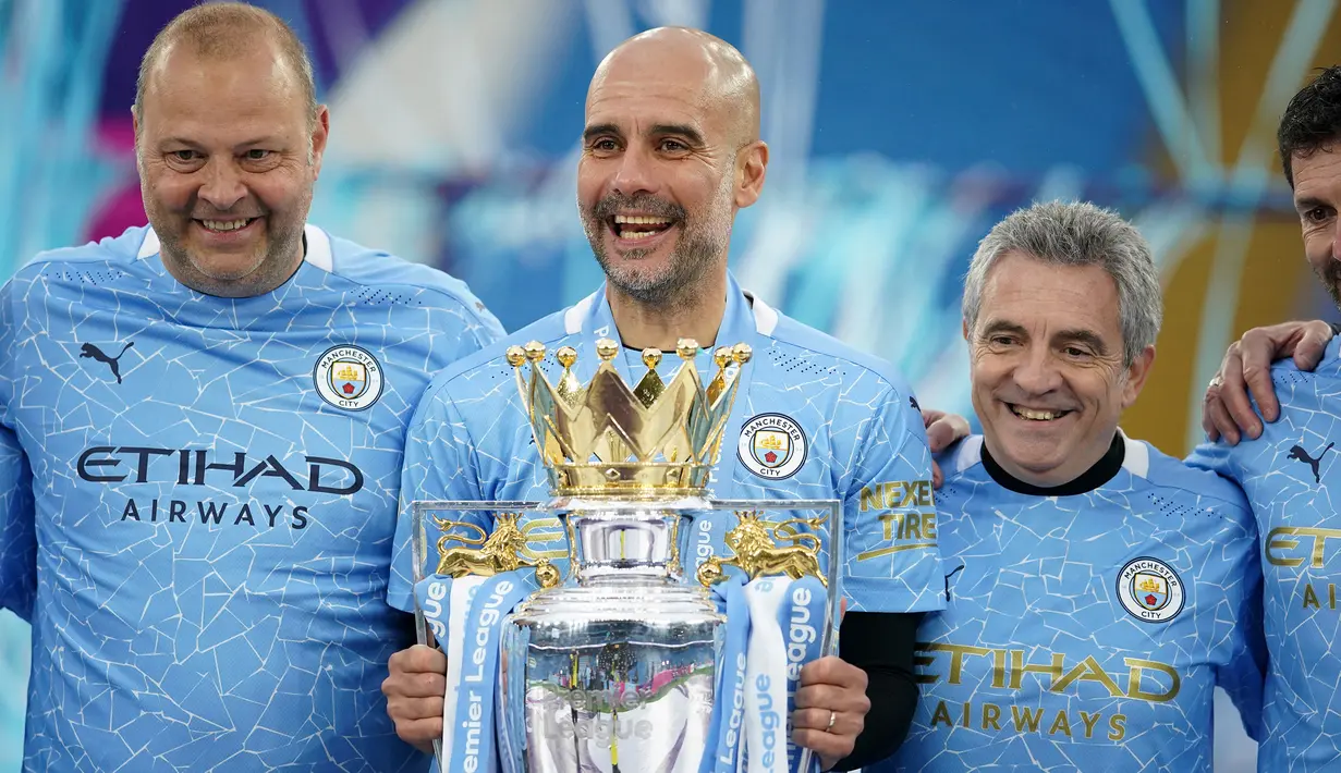 Pep Guardiola. Pelatih berusia 50 tahun yang kini menangani Manchester City ini belum pernah sekalipun mengalami pemecatan saat mengarsiteki Barcelona dan Bayern Munchen. Ditambah saat menangangi The Citizens, ia total telah mengoleksi 31 trofi juara sejak 2008. (AFP/Pool/Dave Thompson)