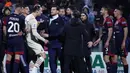 Zlatan Ibrahomovic yang ikut membela rekannya, malah terlibat pertikaian dan saling menghina dengan Joao Pedro hingga lorong pemain. (La Presse via AP/Alessandro Tocco)