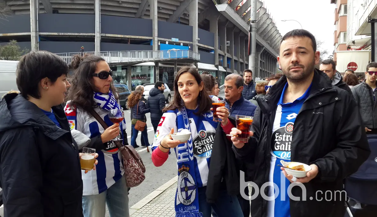 Antusias fans Super Depor jelang laga La Liga Spanyol antara RC Deportivo La Coruna melawan Barcelona. (Bola.com/Okky Herman Dilaga)