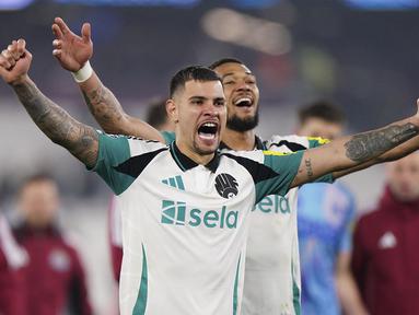 Pemain Newcastle, Bruno Guimaraes merayakan kemenangan timnya atas West Ham dalam laga lanjutan Liga Inggris 2024/2025 di London Stadium, London, Inggris, Selasa (11/03/2025) dini hari WIB. (AP Photo/PA/Zac Goodwin)