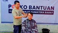 Cara Unik PSI di Padang Bantu Penyintas Bencana: Tawarkan Pangkas Rambut Gratis