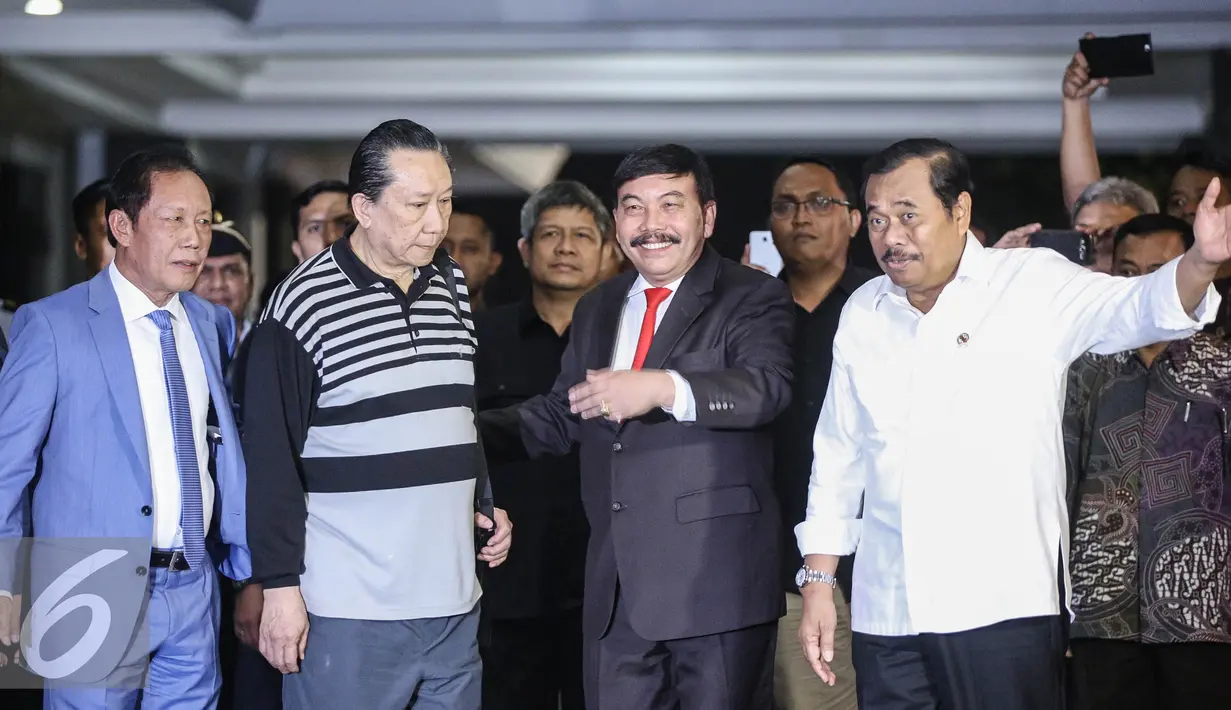 Terpidana kasus korupsi BLBI, Samadikun Hartono (baju bergaris) tiba di Bandara Halim Perdana Kusuma, Jakarta, Kamis (21/4/2016) Samadikun telah ditangkap di Shanghai, China beberapa waktu lalu. (Liputan6.com/Faizal Fanani)