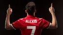 Alexis Sanchez memilih menggunakan jersey keramat bernomor punggung tujuh di Manchester United saat tiba di Old Trafford. (Bola.com/manutd.com)
