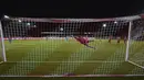 Kiper Lincoln City,  Alex Palmer gagal menahan bola tembakan pemain Liverpool, Curtis Jones pada putaran ketiga Piala Liga Inggris di stadion LNER, Lincoln, Inggris, Kamis (24/9/2020). Liverpool menang telak 7-2 atas  Lincoln City.  (Peter Powell , Pool via AP)