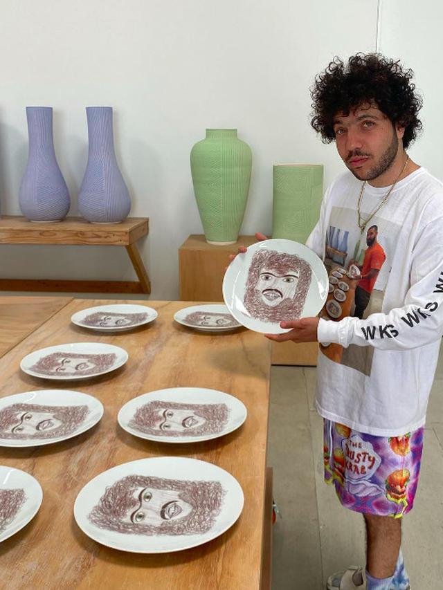 7 Potret Benny Blanco Pacar Baru Selena Gomez yang Berprofesi sebagai Produser Musik