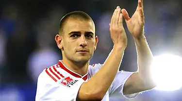 Pencetak gol kemenangan Hamburg SV, Mladen Petric memberi sambutan seusai partai Bundesliga antara Hamburg SV vs Bayern Muenchen di Hamburg pada 26 September 2009. AFP PHOTO/DAVID HECKER