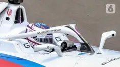 Pembalap dari tim Andretti Formula E, Jake Dennis memacu kecepatan saat mengikuti sesi kualifikasi Formula E World Championship musim ke-11 di Jakarta International E-Prix Circuit (JIEC) di Ancol, Jakarta, Sabtu (21/6/2025). (Liputan6.com/Herman Zakharia)