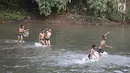 Anak-anak bermain air di aliran Sungai Ciliwung, Depok, Jawa Barat (30/5). Sungai Ciliwung kini menjadi tempat wisata alternative bagi masyarakat untuk bermain sekaligus menjaga kebersihan lingkungan. (Liputan6.com/Herman Zakharia)