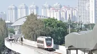 Dua rangkaian kereta LRT melintas dari dan menuju Stasiun Velodrome, Jakarta, Minggu (1/12/2019). Kereta LRT Jakarta rute Velodrome-Kelapa Gading beroperasi secara komersial mulai hari ini (1/12) dengan tarif Rp5.000 flat untuk sekali perjalanan. (merdeka.com/Iqbal S. Nugroho)