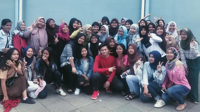 Terlibat Konflik, Ini 6 Potret Manis Aldy Maldini Bareng Penggemarnya
