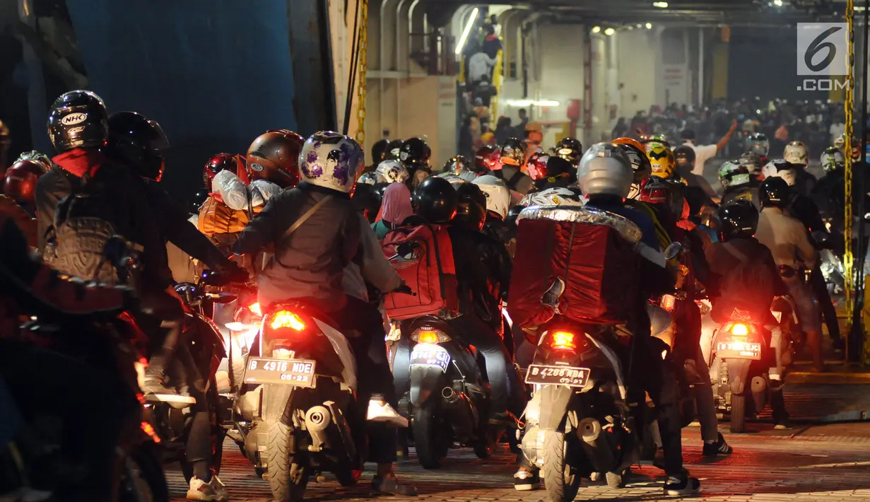Antrean pemudik bermotor msuk ke dalam kapal penyeberangan di Dermaga 6 Pelabuhan Merak, Banten, Kamis (22/6). Dini hari, ribuan pemudik bermotor antri menyeberang dari Pelabuhan Merak menuju Bakauheni, Lampung. (Liputan6.com/Helmi Fithriansyah)