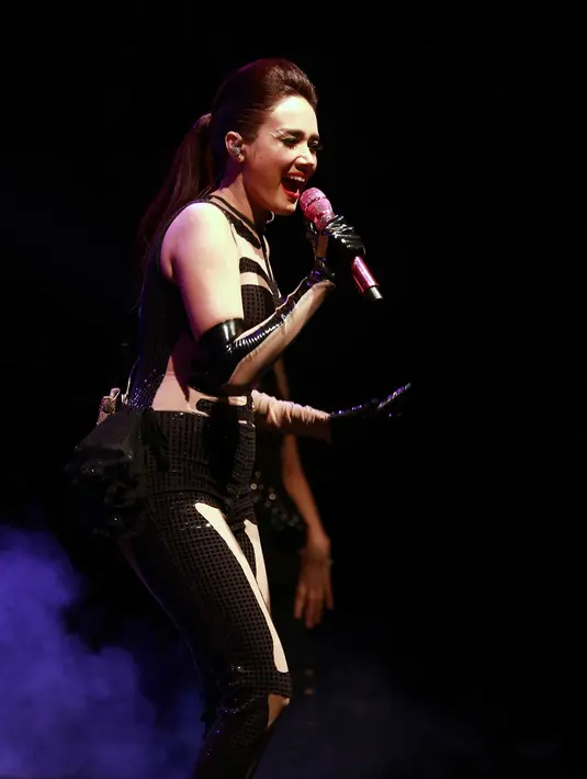 Mulan Jameela merasa senang bisa melakukan promo di empat radio di Bandung meskipun ‘ngebut’ dari pagi karena harus tampil di Kampung Gass 2 malam harinya. (Deki Prayoga/Bintang.com)