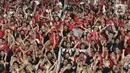 Tak hanya mengumandangkan lagu Indonesia Pusaka, Kebyar-Kebyar dan Tanah Airku juga berkumandang selepas laga. (Liputan6.com/Herman Zakharia)