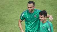 Pemain Timnas Indonesia, Ilija Spasojevic dan Egy Maulana, berdiskusi saat latihan di Lapangan ABC Senayan, Jakarta, Jumat (23/2/2018). Latihan ini merupakan persiapan jelang Asian Games 2018. (Bola.com/Vitalis Yogi Trisna)