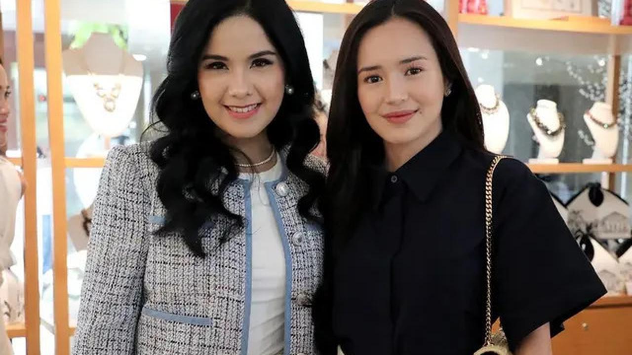 6 Pesona Glowing Annisa Pohan dengan Soft Makeup dan Rambut Mengembang